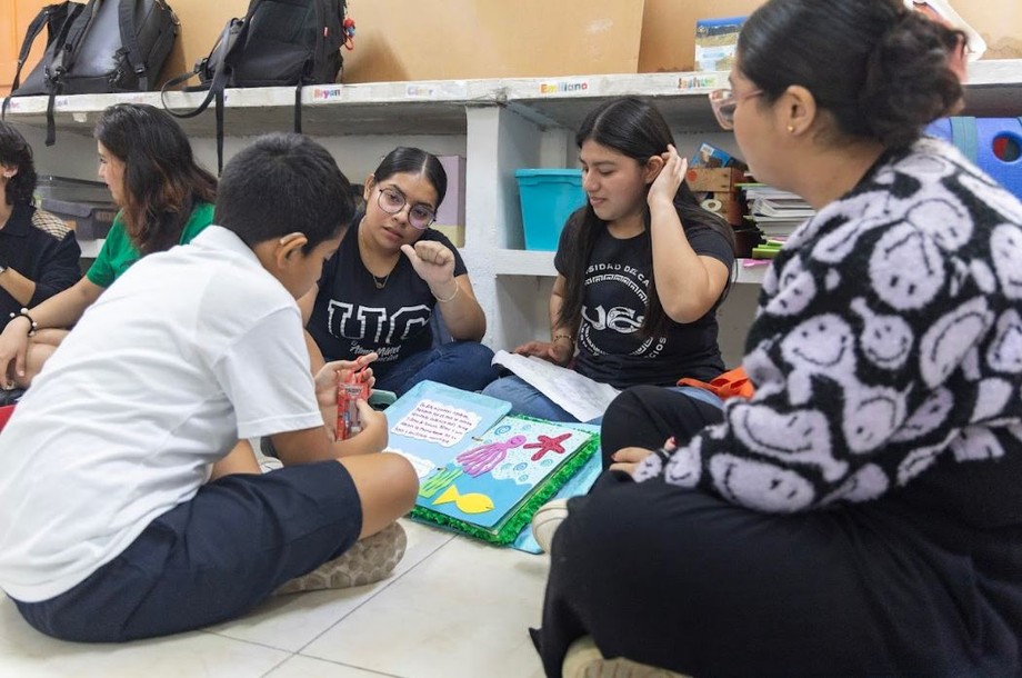 Estudiantes de Unicaribe diseñan libro sensorial para niñas y niños con discapacidad visual y auditiva