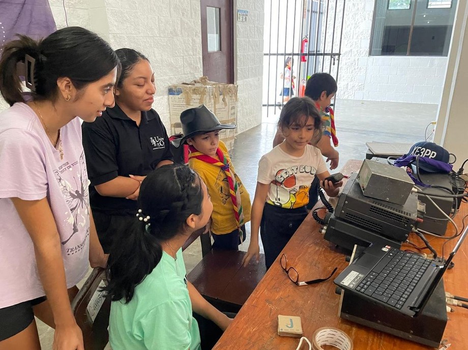 Estudiantes de la Universidad del Caribe comparten conocimientos con los Scouts de Q.Roo