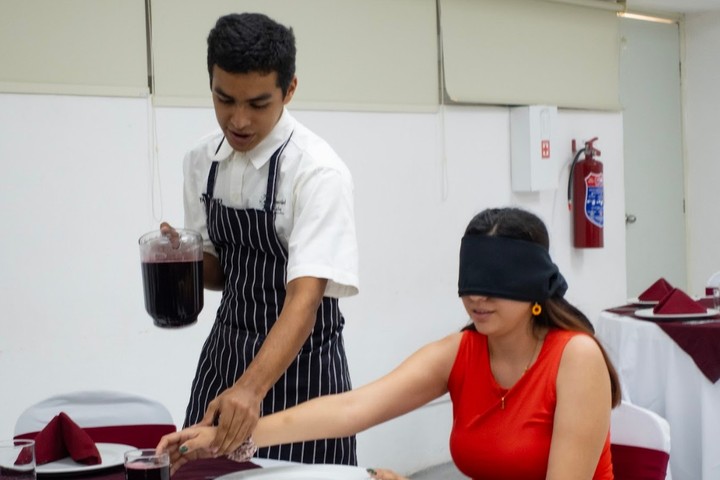 Desarrollan en estudiantes de Unicaribe la empatía hacia personas con discapacidad visual