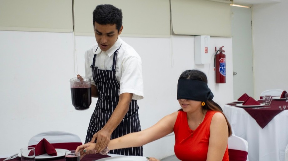 Desarrollan en estudiantes de Unicaribe la empatía hacia personas con discapacidad visual